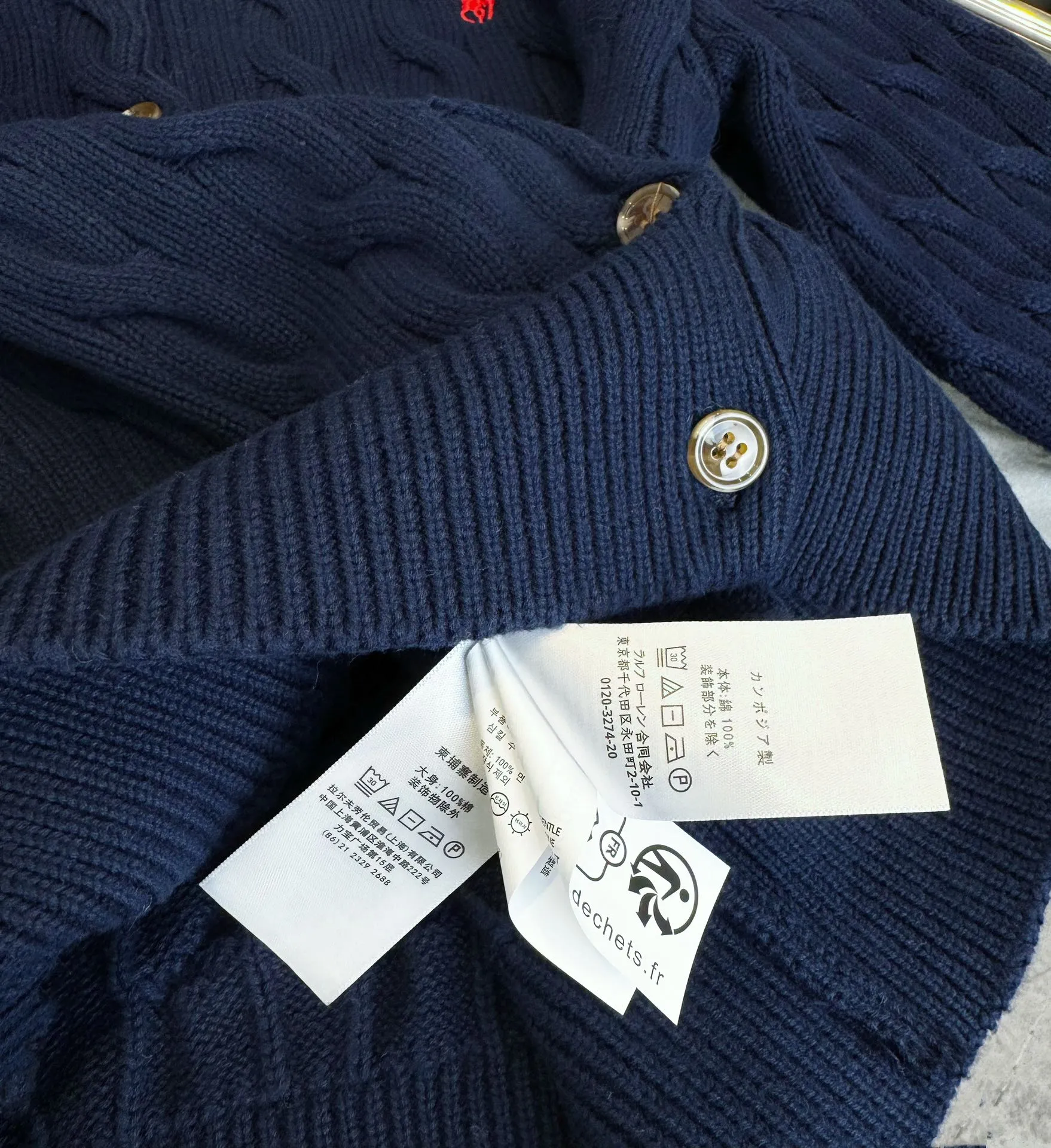 🅿️240 Style No.: L05 (Navy Blue) Ralph Lauren RL classic war horse logo embroidery on the chest cable pattern twist button round neck long sleeves buttoned knitted sweater cardigan jacket Color: SIZE: XS S M L Size Reference # Length Bust Shoulder Width 64 52 45 I will always love sweet girls. The soft and glutinous🧶🫶 style is a very classic cable sweater. It has an American retro college style. It feels very comfortable. It is a must-have item for spring, autumn and winter wardrobes. It also looks good when layered as an inner layer in cold weather. High-density LOGO embroidery on the chest, and original customization of tag accessories. Made of pure cotton yarn 🧶 blended with wool, pure cotton is skin-friendly and comfortable, small label war horse embroidered twist turtleneck sweater 🐎 high quality. Follow the blogger to learn how to wear it! Let’s get a Ralph Lauren cable sweater. It’s a super hard-to-find series after it became popular. It’s hard to find one on the official website. It’s simple and practical to wear, with a lazy and loose feel. The thickened fabric has a more texture, soft and delicate feel, and a loose fit. Whether worn alone or layered, you can wear different styles of fashion with just one piece. ⚠️Contains wool products🦙 Pay attention to the washing method to avoid shrinkage